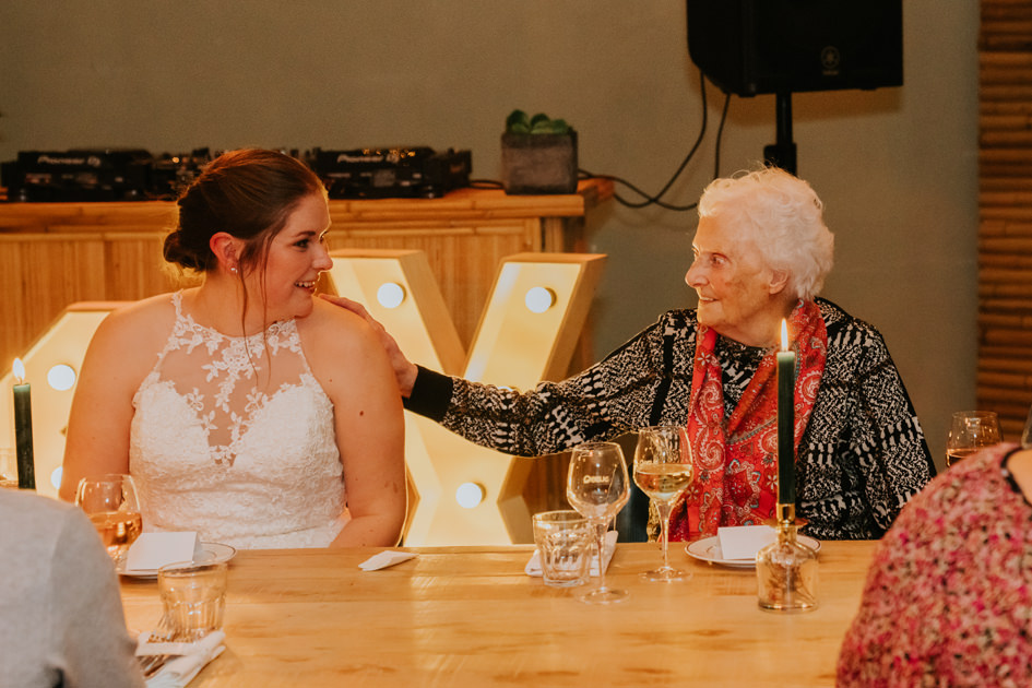 Oma-legt-hand-op-schouder-bruid